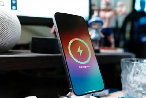 云霄苹果15换屏服务分享用什么充电器给iPhone15充电更好 
